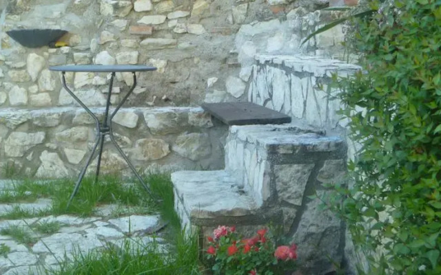 Casa in Borgo Medievale con Giardino ed Escursioni