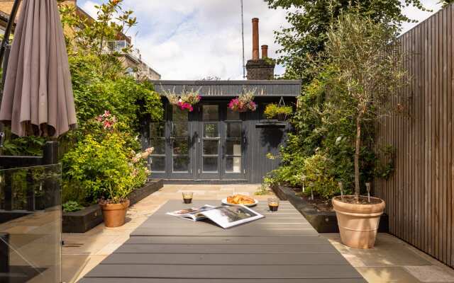 Bright South Kensington Garden Maisonette with AC and Gym Room