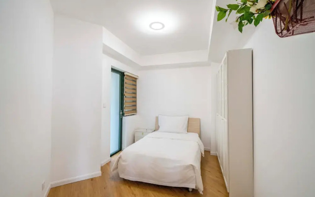 Tyms Spacious 4BR 2BA Apt Xujiahui