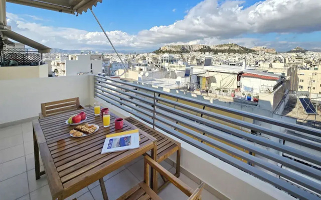 Urban Oasis with Acropolis Views by GHH