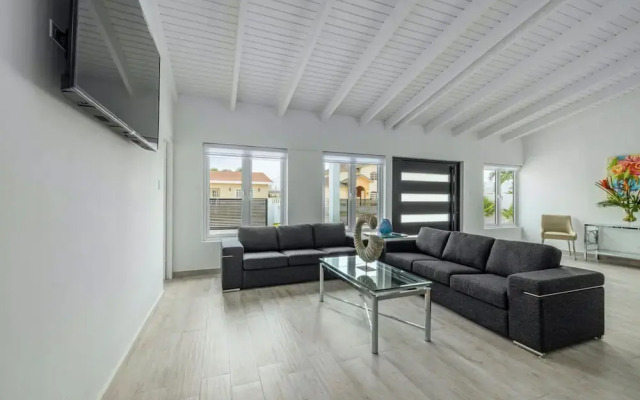 NEW 5BR Villa w Privatepool 3min to Eagle Beach