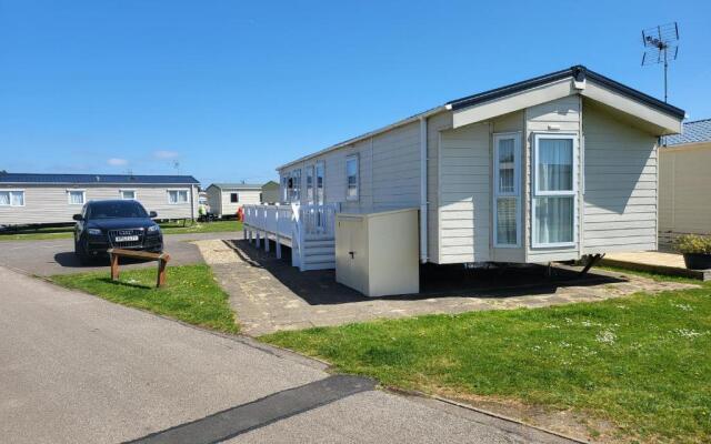 Remarkable 2-bed Lodge in Clacton-on-sea