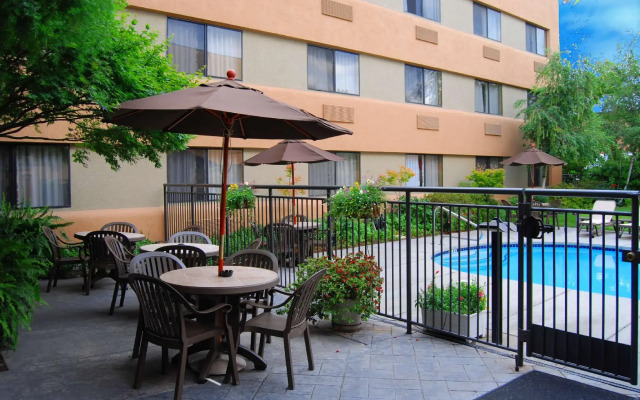 Oxford Suites Redding