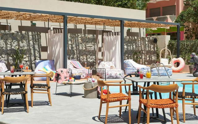 Moxy Patra Marina