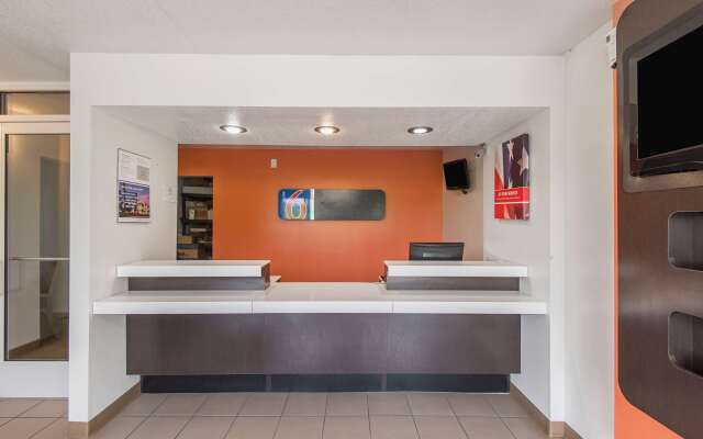 Motel 6-Overland Park, KS