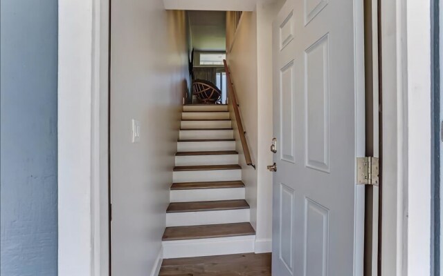 Oceanside Townhouse with Ocean View and Access to the Deck by RedAwning