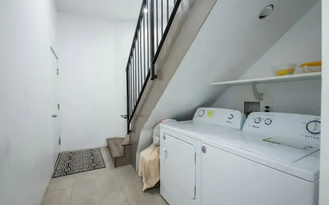Modern Loft Rooftop Deck Venice Beach Studio Bedroom Apts by RedAwning