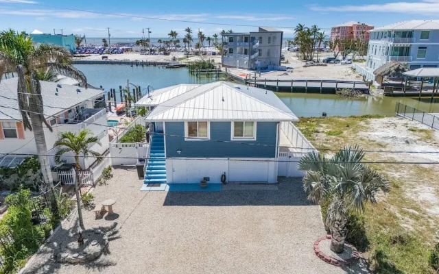 920 Bay Breeze Bungalow: Stunning Bay View Home W/ Heated Pool! 2 Bedroom Home