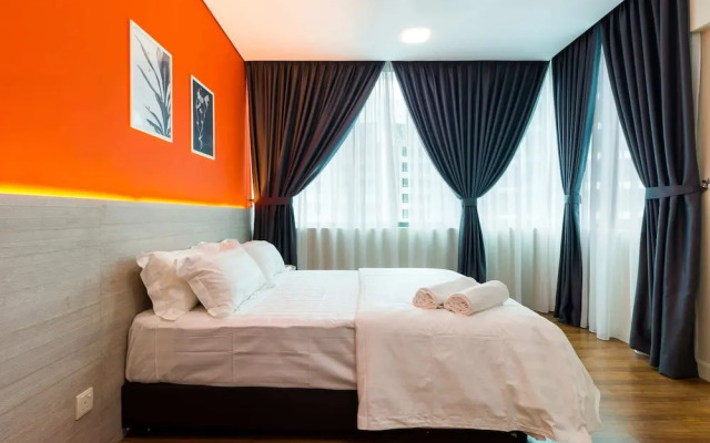 Bright 3 Queen Bed Condo Walk to KL Tower