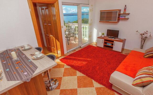 Adorable apartment in Dramalj with pool