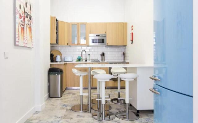 Beautiful 2BR high ceiling/50m from TimeOut market