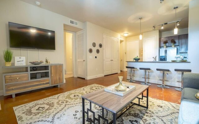 Luxurious Business & Family Montrose Condo -