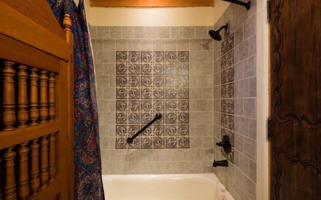 Desert Breeze - Delightful Railyard Adobe, Walk to The Plaza