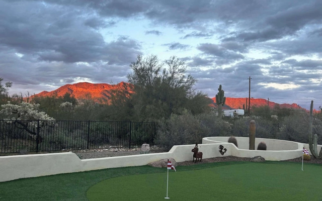 East Mesa Desert and Mountain Views: 5br, Pool
