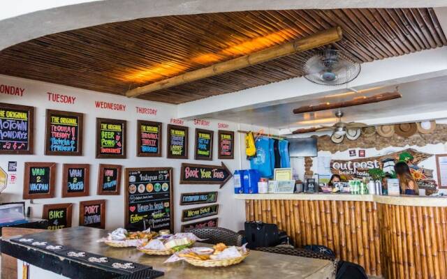 Outpost Hostel - Coron