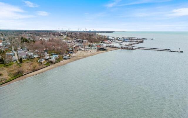 Lake Erie luxurious 2 BDR Condo with Beach access