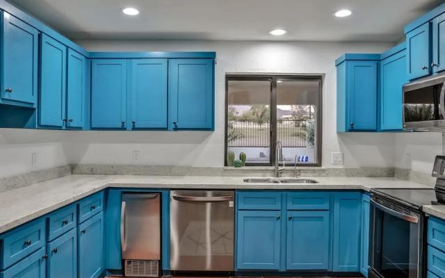 690 Avenida Laredo