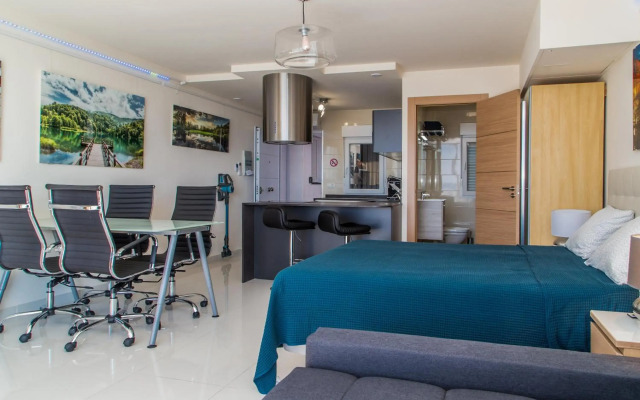 First Line P. Banus Sleeps 4