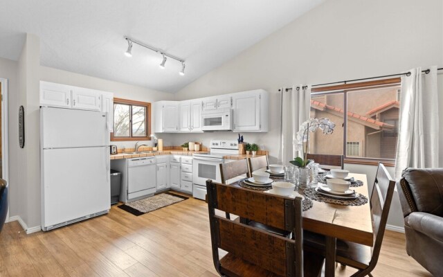 Hikers Hideaway Cozy Resort Condo w/ Pool & More