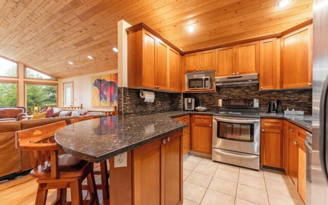 Mountain Chalet 2Min to Jasper Park Gate