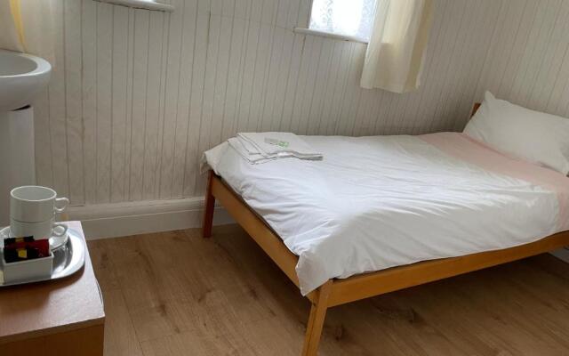 Renovated 4-bed Home - Sleeps 9 - Parking - Spa