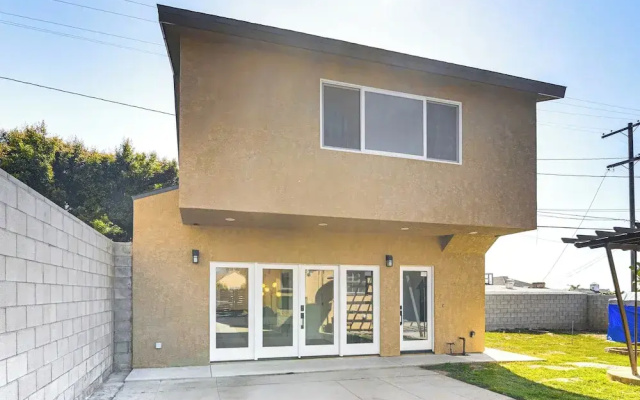 4 Mi to Sofi Stadium: Pet-friendly LA Area Home