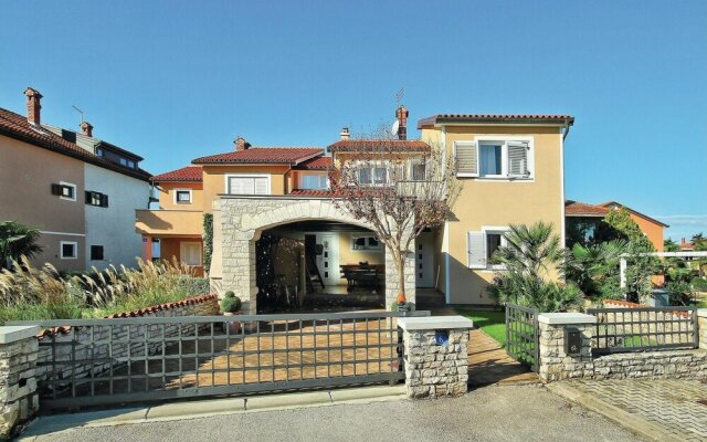 Beautiful Home in Umag With Wifi and 2 Bedrooms
