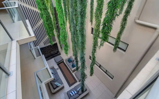 Coastal 2-bed With Parking & Pool by the Ocean