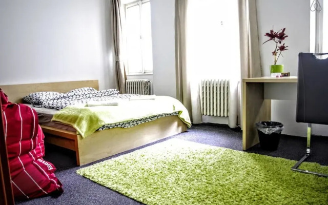 Quiet Courtyard Apartment