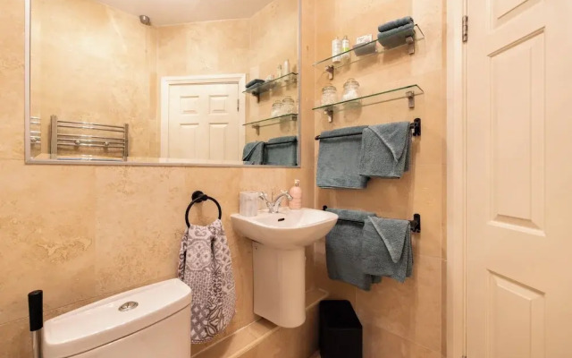 Mayfair 3-bed 6-guest W/patio & ac Berkeley Square