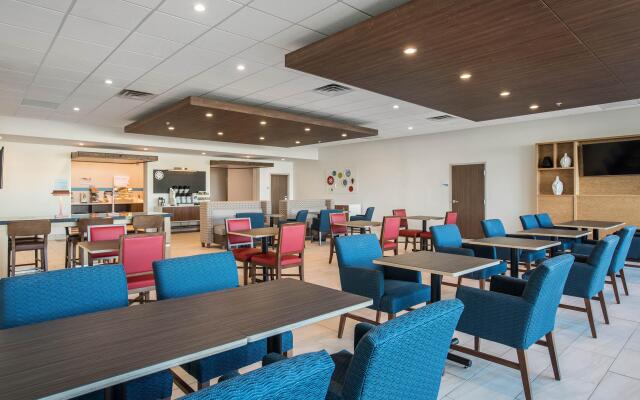 Holiday Inn Express & Suites Ludington, an IHG Hotel