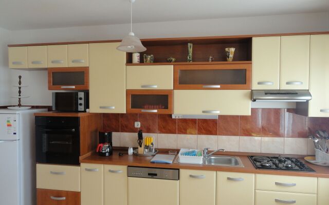 Apartment Tomi - with large terrace (60m2): A1 Trogir, Riviera Trogir