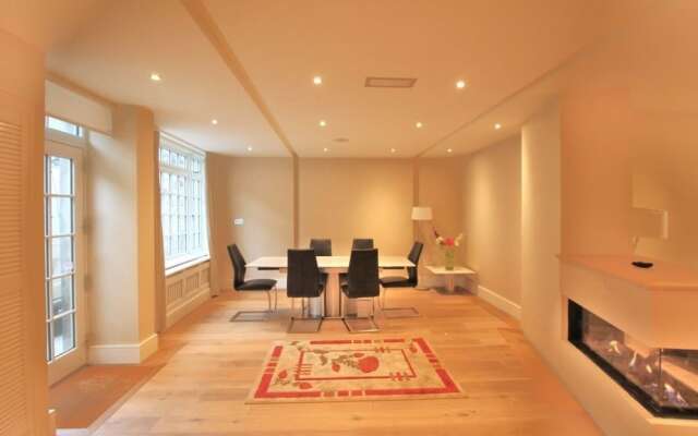 Pierce Brosnan Suite by 5STARSTAY