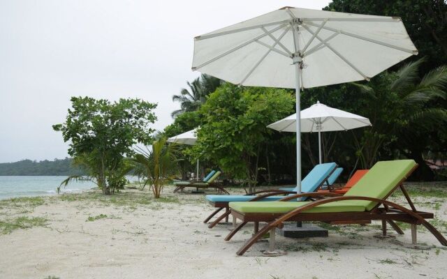 Sandyy Wavess Beach Resort
