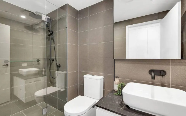2BR Utopia Fortitude Valley Pool Rooftop King bed