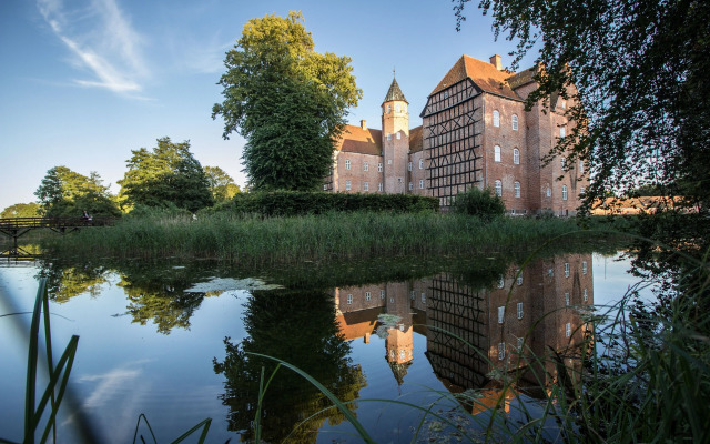 Sostrup Slot og Kloster