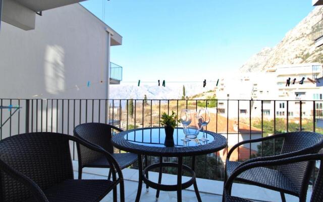 2bd New Dobrota Apt with Bay Views