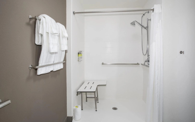 Holiday Inn Express & Suites Great Bend by IHG