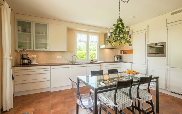 Spaciosu Holiday Home in Sadillac with Swimming Pool