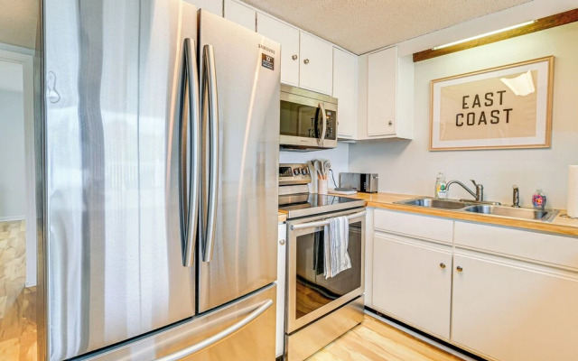 2 Mi to Surfside Beach: Coastal Escape w/ Balcony!
