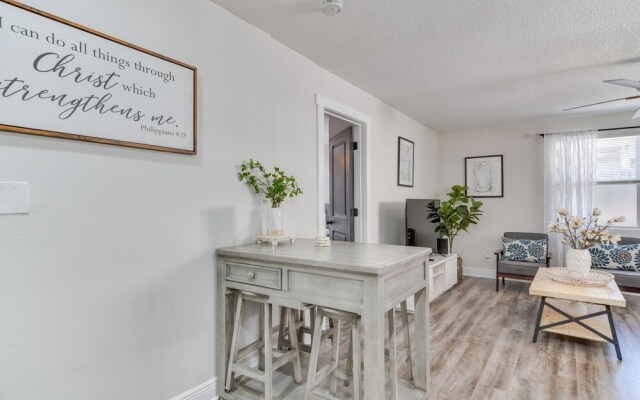 Tampa Apartment w/ Shared Backyard & Fire Pit!