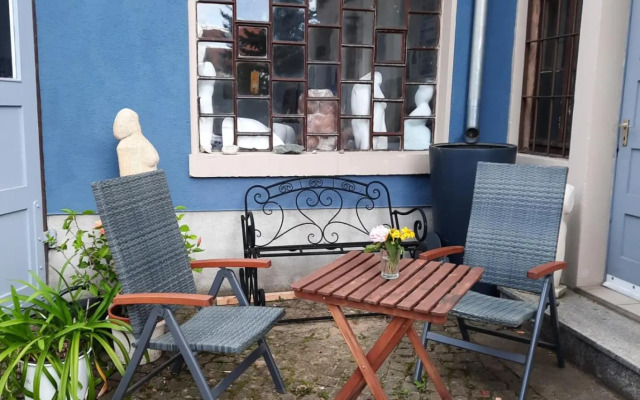 Kunstoase am blauen Haus