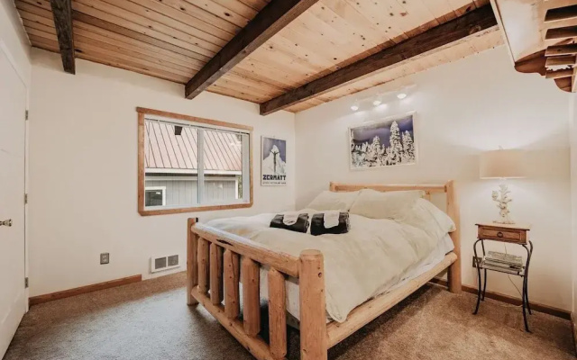 99mbr - Hot Tub - Wifi - Pets Ok - Bbq - Sleeps 6 2 Bedroom Home by RedAwning