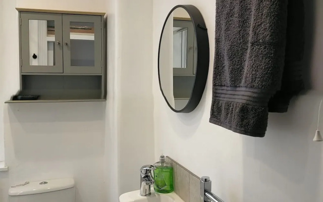 Free Parking/wifi, 3 Beds Sleep 6 Near Uni & Town!