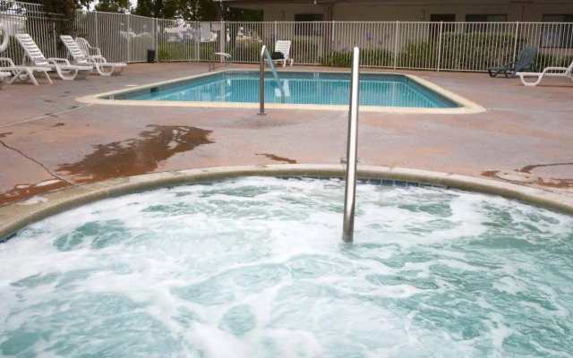 EZ 8 Motel South Bay