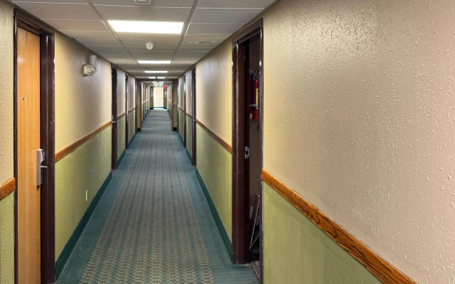 Super 8 by Wyndham Mendota I-39