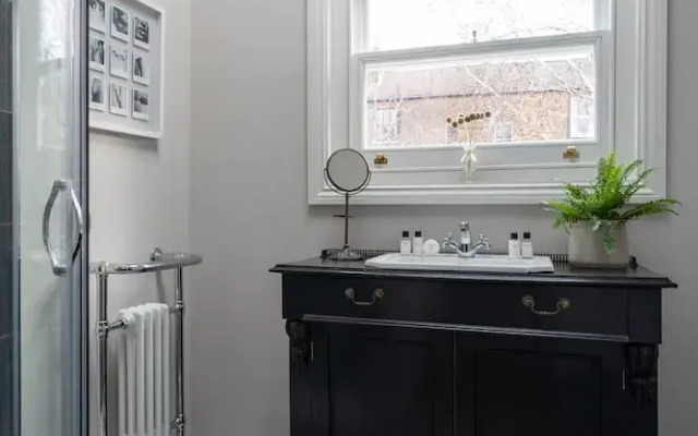 Macfarlane Road II by Onefinestay
