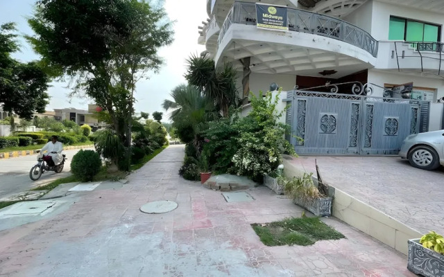 Midway Guest House and Hotel