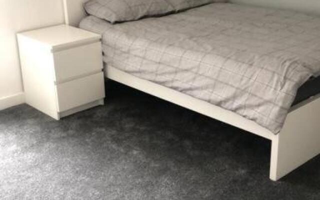 5 bed stylish & modern close to Football grounds