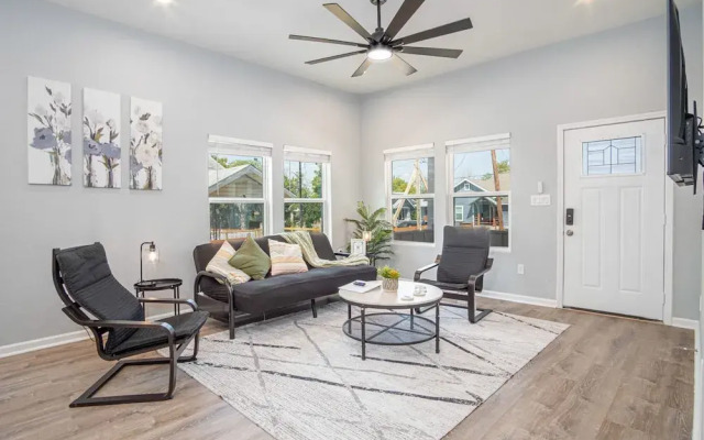 Inviting 4BR 2BA Near Downtown Riverwalk